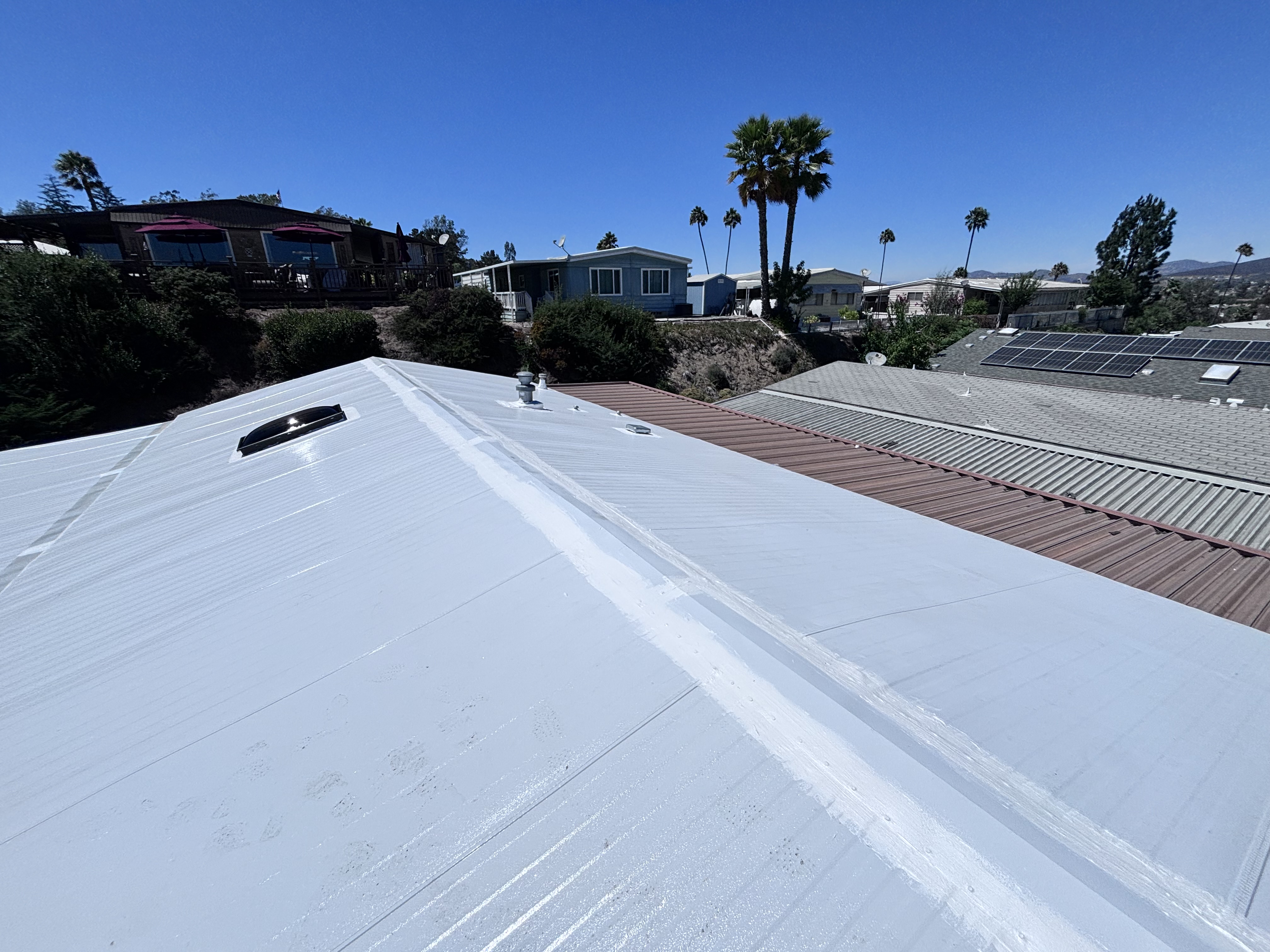 New white metal mobile home roof installed by Cal Star